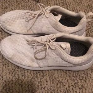 Nike Roshie runs size 10